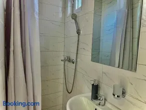 Room 4A - Image 3