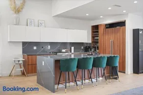 Modern Luxurious Dream Home Mar Vista, 4BDRMs, 4Baths, Kid & Pet Friendly, 10min to the beach!! - Image 1