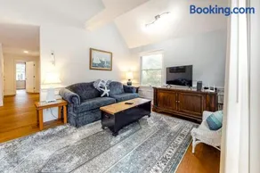 Ferry Harbor Cottage - Image 2