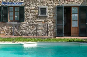 Experience the charm of Tenuta Le Caselle a cozy farmhouse surrounded by nature and comfort - Image 2