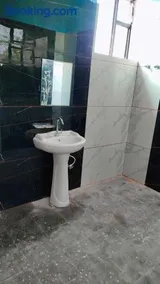 Oyo Royal Hotel - Image 5