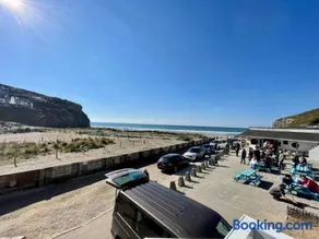 Whispering Waves in Porthtowan, Beachfront Apartment - Image 4