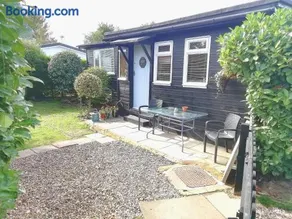 2 bedroom chalet bungalow on Humberston Fitties. - Image 2