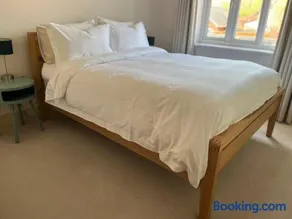 Bright, modern & close to historic town - Image 2