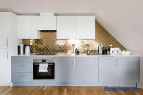 Luxury Penthouse ~ Super King Bed 5 min to Beach - Image 3