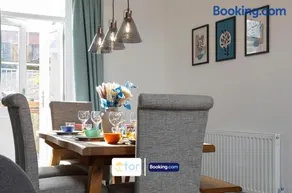 Explore Welsh Wonders, 3 Bedroom House By The One Retreats Short Lets & Serviced Accommodation Treharris - Image 4