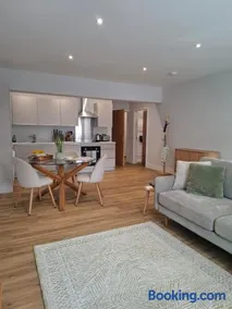 Spacious Modern Apartment at The Market Place - Image 3