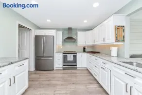 Spacious Family Oasis - Heated Pool - Near Beaches - Image 4