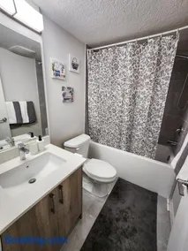 Calgary Cozy Nest 2BR Suite - Image 2