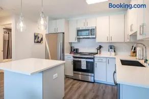 Modern Apt Close to Downtown - Image 5