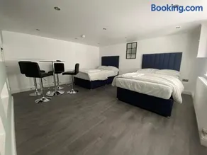 Entire 3-Bed House-Jaquzzi Bath-Private Parking- suitable for contractors - Image 5