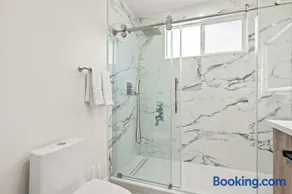 Stylish New Home Bright Modern & Fully Stocked - Image 4
