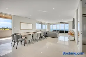 Serene Stay Breathtaking Beachfront with Spa - Image 2