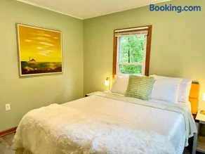 Cayuga lake cottage with private lake access - Image 2
