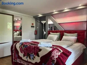 Spacious Apartment with 5 bedrooms and 2 bathrooms for 12 guest in Cracow Old Town - Image 2