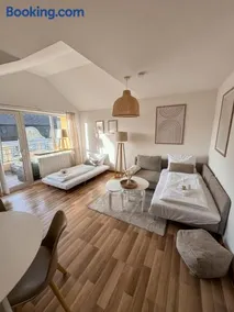 C4S COME4STAY Altötting - 3-Zi Whg I Zentrale Lage I Parkplatz I Balkon I WIFI I SmartTV I 1 Kingsize, 1 Queensize Bett I Office Arbeitsplatz I Wohnbereich mit Couch und Essbereich I voll ausgestattete Küche I Nespresso - Image 1