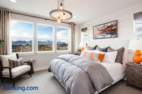 Iconic Big Sky Gateway Epic Yellowstone Retreat - Image 3