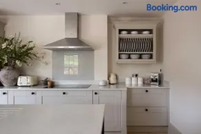 Willowbrook House- Luxurious Countryside retreat set in an idyllic & desirable location, close to Soho Farmhouse, Chipping Norton and lots of Cotswold attractions - Families and Dogs welcome - Image 4
