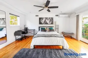 Modern 3BR Townhouse with Private Rooftop & Parking Minutes to NYC - Image 3
