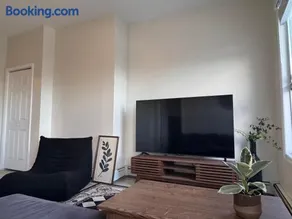 Cozy apartment with city skyline. Easy commute midtown Manhattan. - Image 2