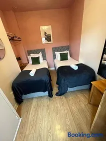BIG Contractor House with 6 Beds & Free Parking by PureStay - 7 night min! - Image 4