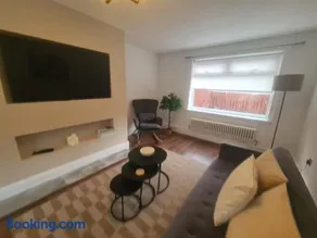 Stylish 3 bed close to Nissan - Image 1