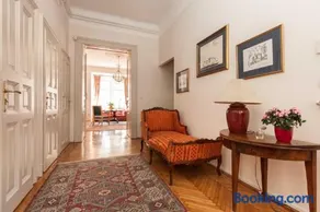 Spacious apartment in Budapest city centre with fireplace - Image 1