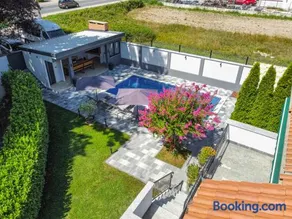 The Oasis - Family-Friendly Holiday Home with Heated Pool - Image 1