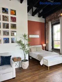 Singer Loft - Image 4