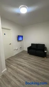 Central 2 Bed Apartment - Free WiFi! - Image 3