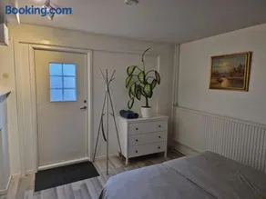 Central apt in quiet residential area - Image 2
