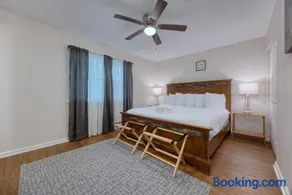 Cozy Cabin-Style Retreat Sleeps 10 Near Fort Benning - Image 3