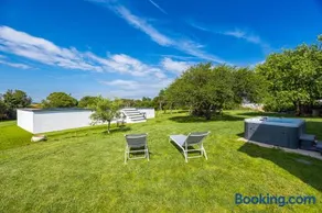 Holiday house Mirna with heated swimming pool and jacuzzi - Image 3