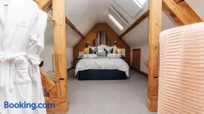 The Little House Luxury Cotswolds Stunning Views - Image 1