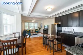 Cool “Blue” 2-bdrm Apt in Suburbs w/Free Parking - Image 4