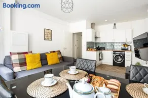 The Sant Bank, central, contractors friendly, 1 bed, sleep up to 4, modern, near beach - Image 2