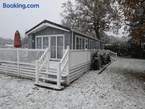Tulip Lodge at Oakdene - Passes included free! - Image 2