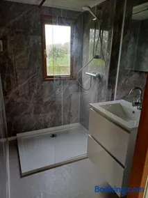 Vrijstaand chalet met veel buitenruimte en veranda - Image 2