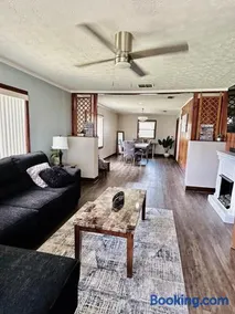 Spacious Lake Retreat for Families - Image 1