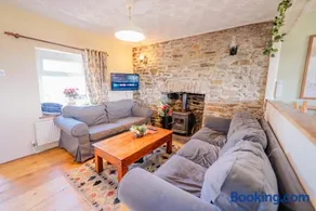 Stylish Cottage with Hot Tub & Countryside Views - Image 4