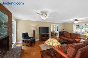 Spacious 4 BR Retreat near Lake Norman with deck - Image 4