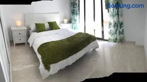 Spacious Apartment with Views in Málaga, 77 m², Shared Pool - Image 4