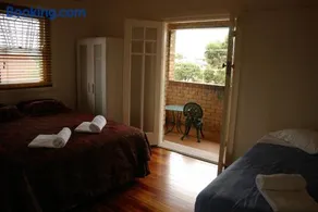 Accommodation Sydney Rockdale - 2 Bdr Pet Friendly Budget Apartment - Image 4