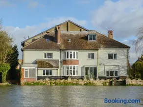 Riverside House - Image 2
