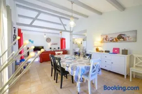 Beautiful family house with a large terrace - Image 5