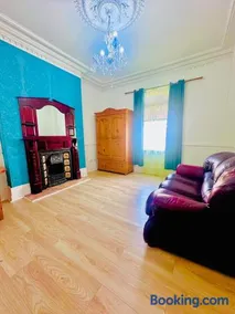 Private Modern 2 Bedroom Home with Lounge and Kitchen - Image 2