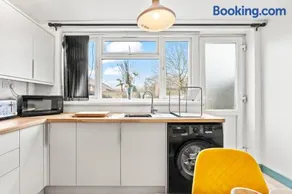 Cozy work-ready home near City Centre with Netflix and Parking - Image 5