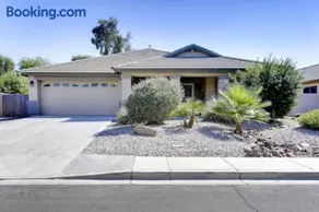 Gilbert Arizona Pool Retreat Near Phoenix Pet Friendly 3BR Home With Great WiFi - Image 2