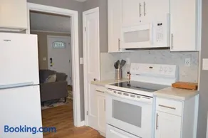 Cozy Crown Hill Carkeek Cottage 2 Beds, Full Kitchen & Backyard in North Seattle - Image 5