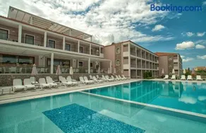 Arty Grand Hotel - Image 1